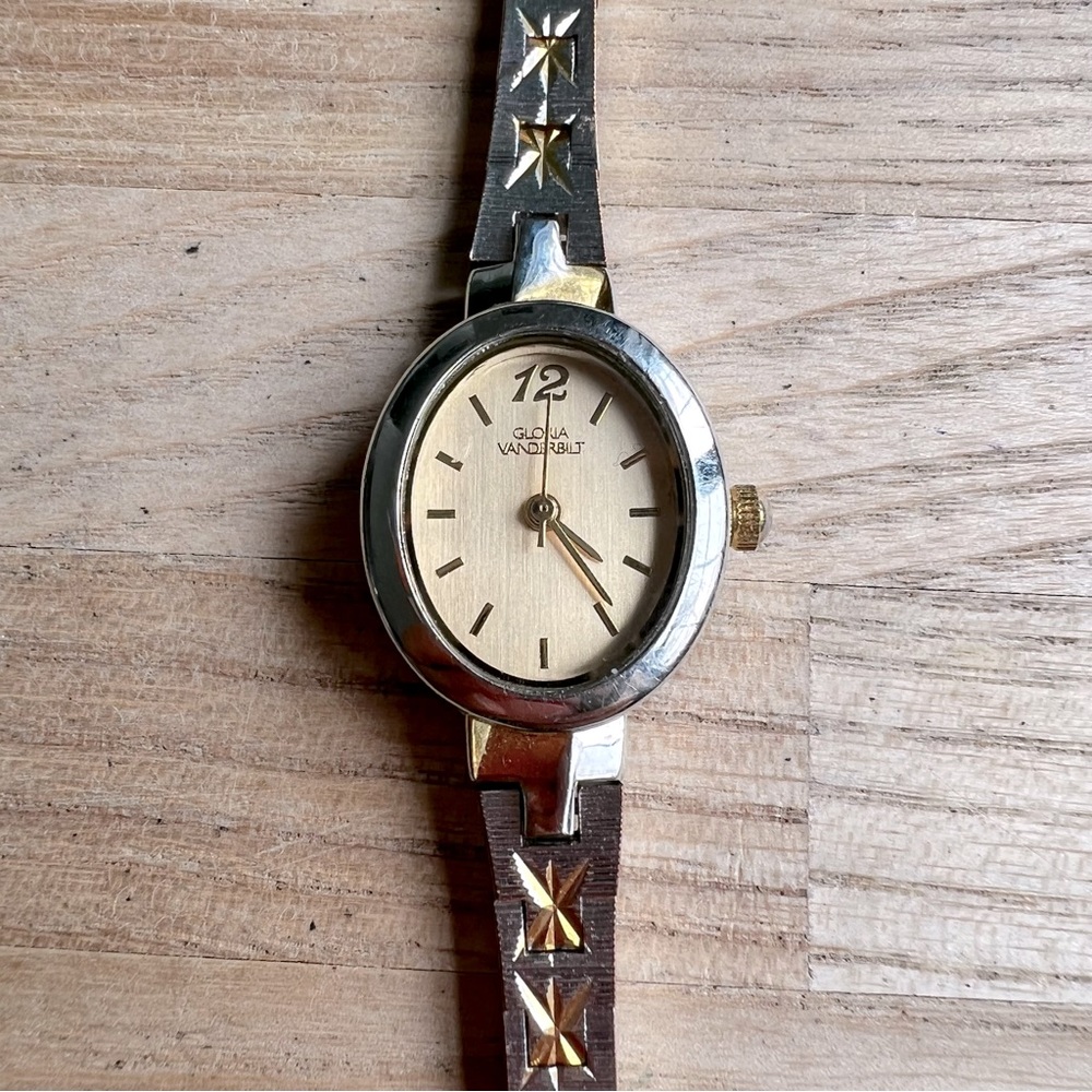 Gloria Vanderbilt ladies oval gold tone dress watch NEW BATTERY